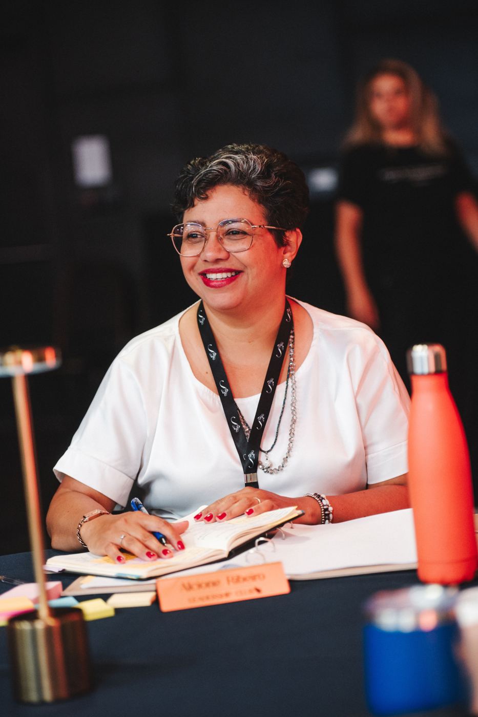 Alcione sorrindo durante um encontro de líderes